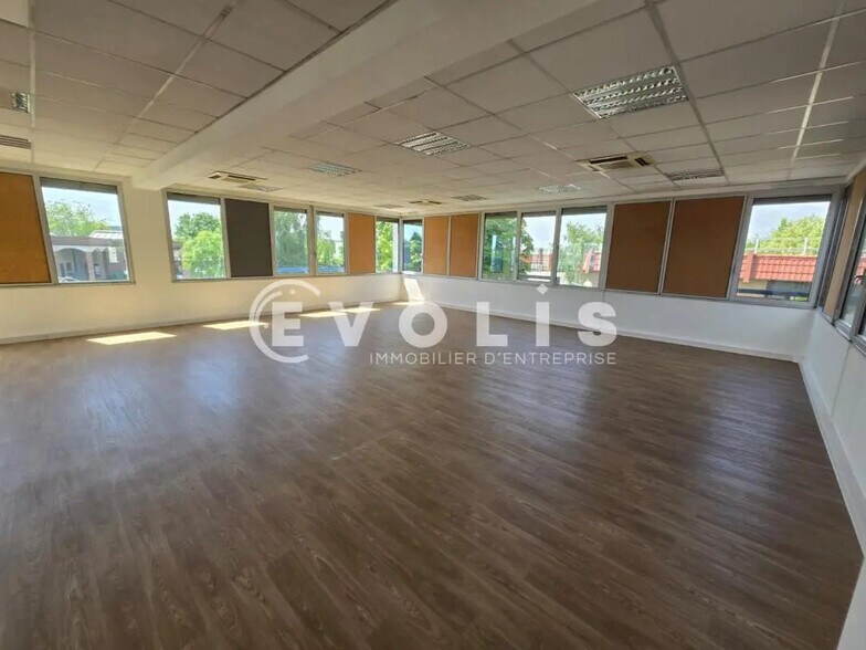 Office in Massy for lease - Interior Photo - Image 2 of 8