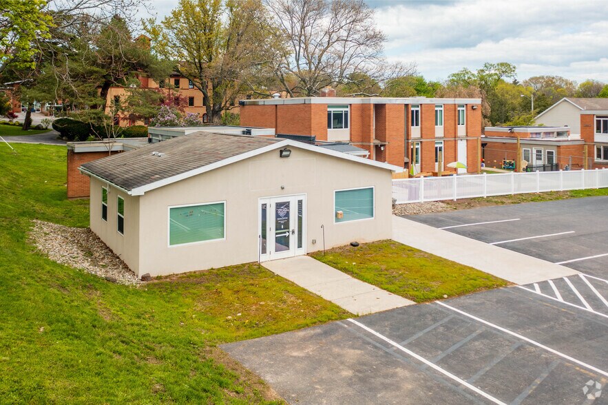 1300 N Winton Rd, Rochester, NY 14609