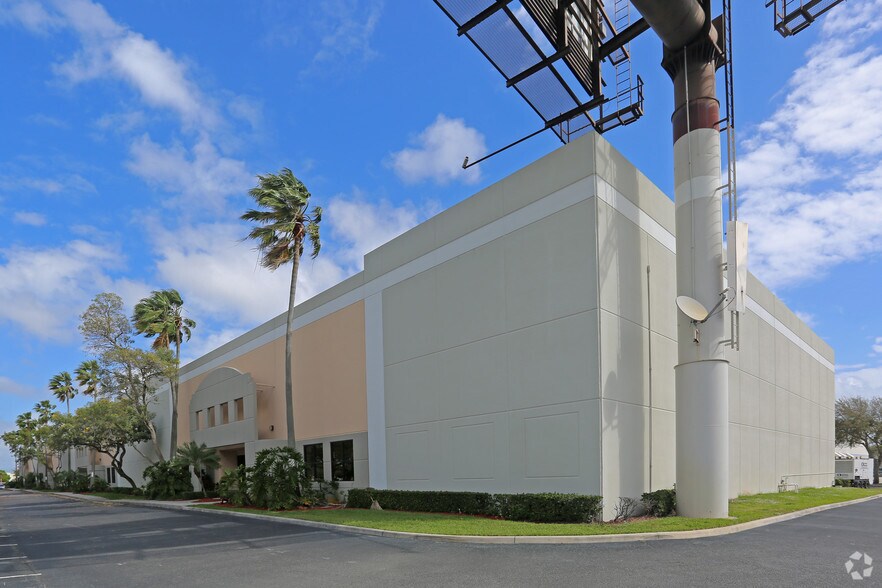 3900 Fiscal Ct, Riviera Beach, FL for lease - Primary Photo - Image 1 of 12