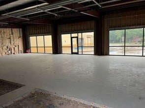 11006 Spencer Hwy, La Porte, TX for lease Interior Photo- Image 2 of 3