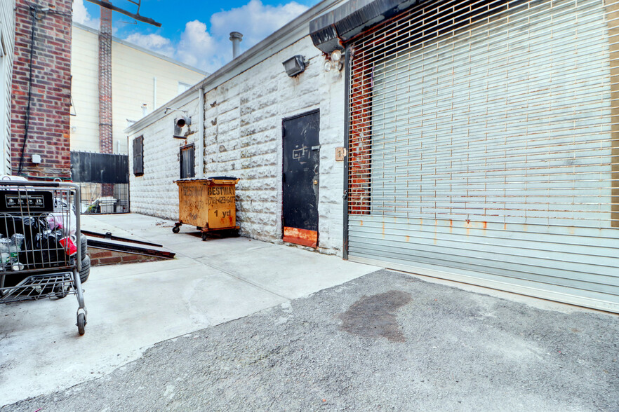 1059 Wyckoff Ave, Ridgewood, NY for lease - Building Photo - Image 3 of 18