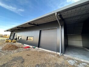 941 Avenue De Traversetolo, Oraison for lease Interior Photo- Image 2 of 9