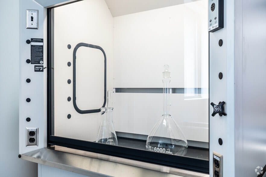 154 Calvary St, Waltham, MA for lease - Building Photo - Image 2 of 20