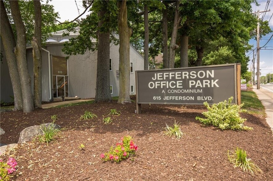 615 Jefferson Blvd, Warwick, RI for sale - Building Photo - Image 1 of 1