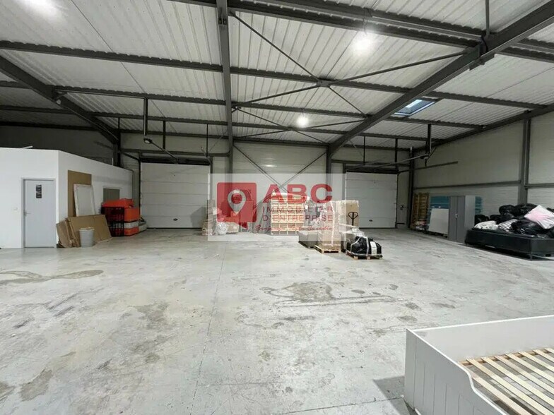 Flex in Gallargues-le-Montueux for lease - Interior Photo - Image 1 of 6