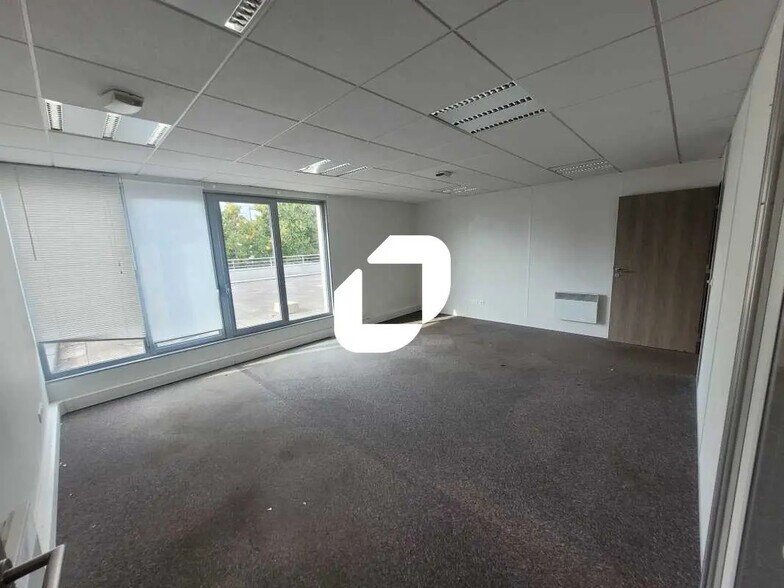 Flex in Poissy for lease - Building Photo - Image 2 of 17