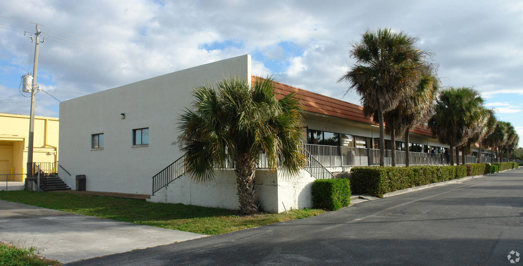 2740 Bayshore Dr, Naples, FL for lease Primary Photo- Image 1 of 7