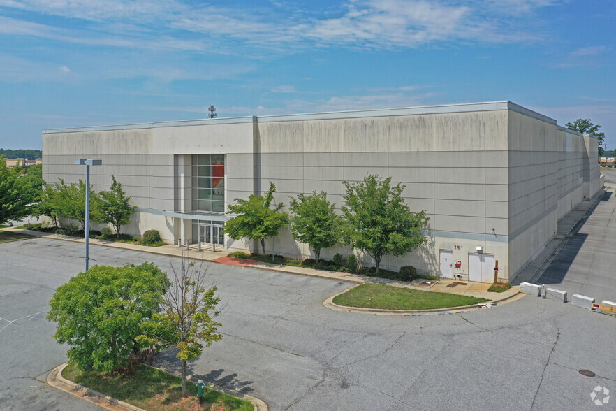 5410 Hornaday Rd, Greensboro, NC for lease - Primary Photo - Image 1 of 8
