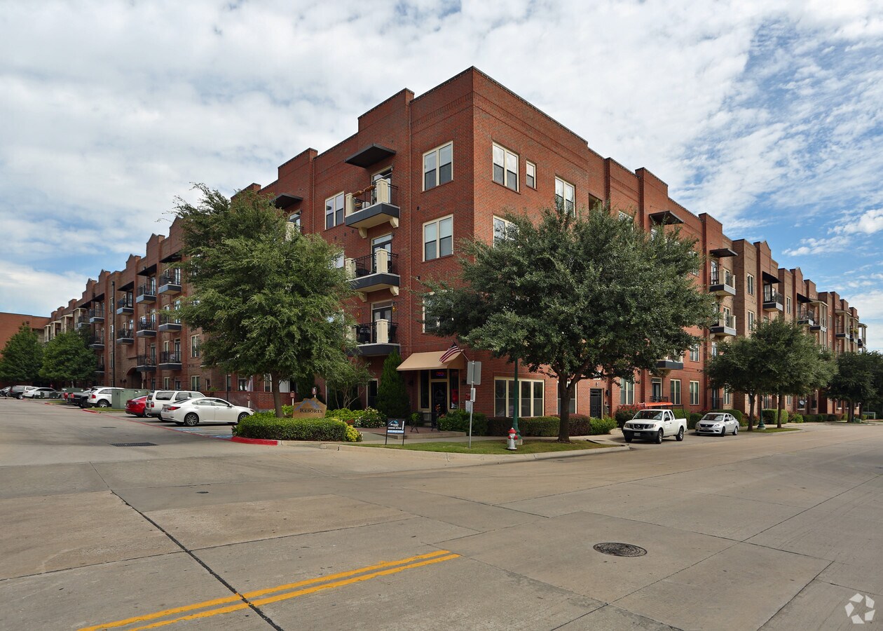 925 S Main St, Grapevine, TX 76051