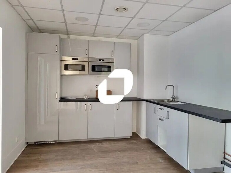 Office in Ivry-sur-Seine for lease - Interior Photo - Image 2 of 7