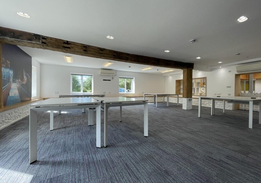 Hythe Rd, Smeeth for sale - Interior Photo - Image 3 of 4