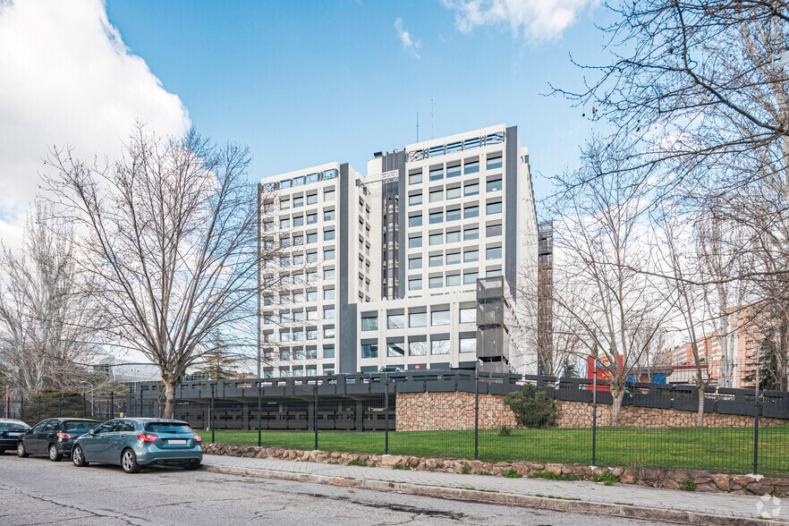 Calle de la Condesa de Venadito, 1, Madrid, Madrid for lease - Building Photo - Image 2 of 2