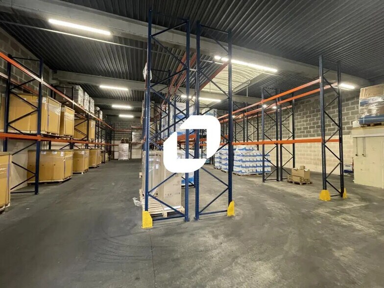 Flex in Noisy-le-Grand for lease - Interior Photo - Image 1 of 4