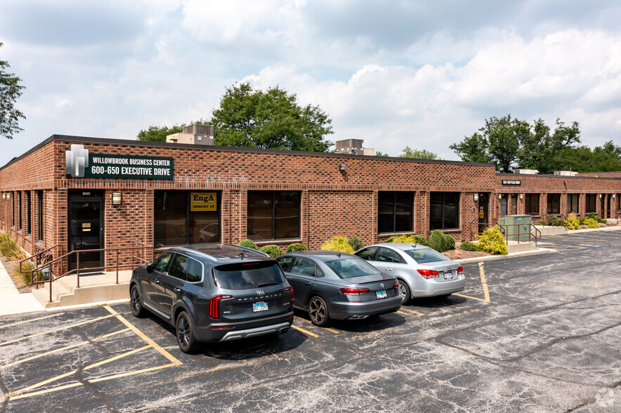 600-650 Executive Dr, Willowbrook, IL for lease - Building Photo - Image 1 of 7