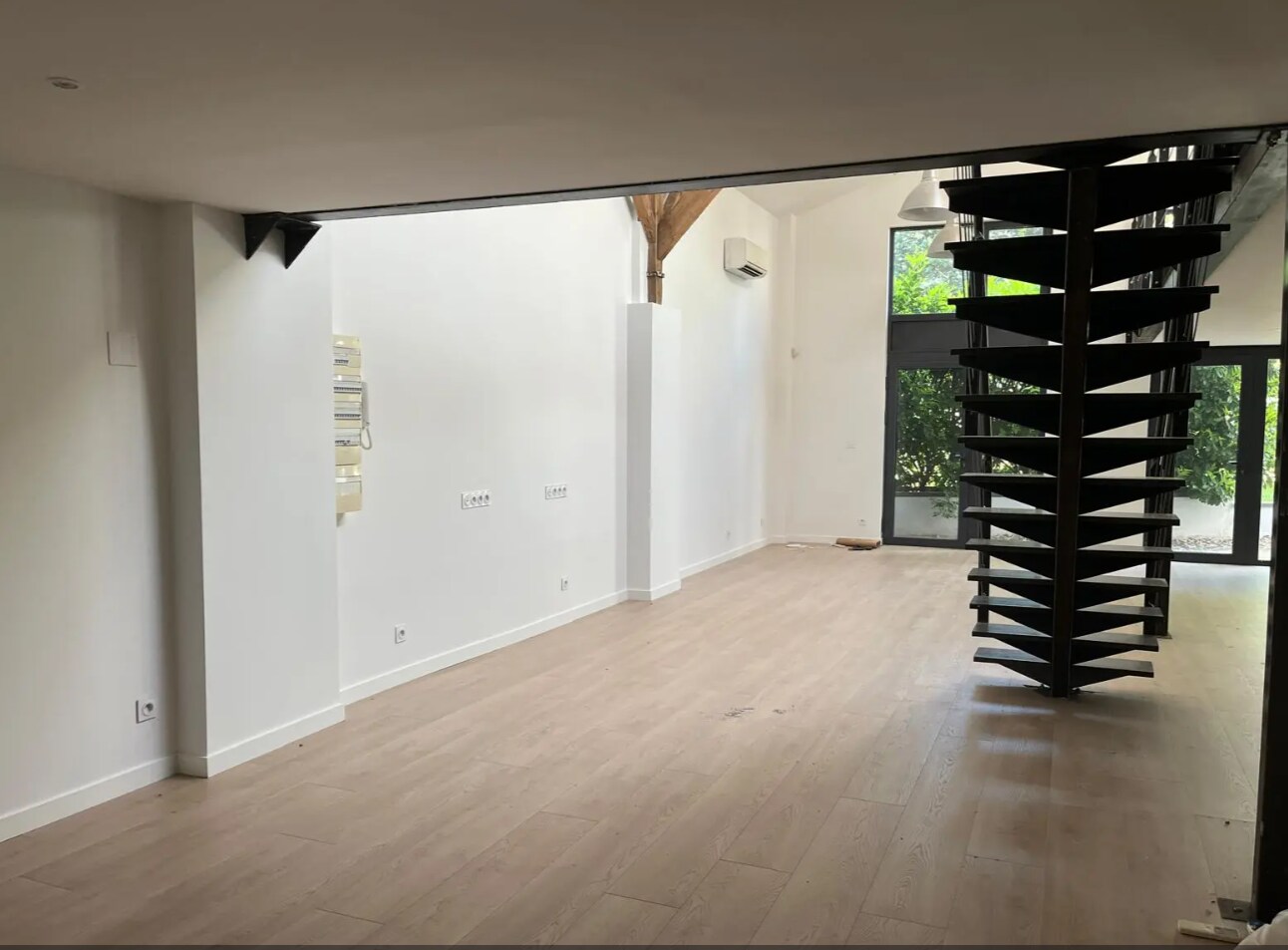 Avenue Berthelot, Lyon for lease Interior Photo- Image 1 of 7