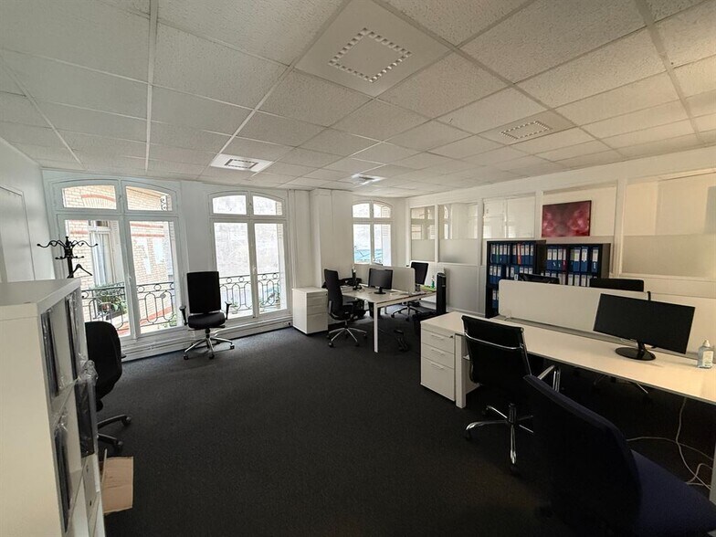 Retail in Paris for lease - Interior Photo - Image 2 of 8