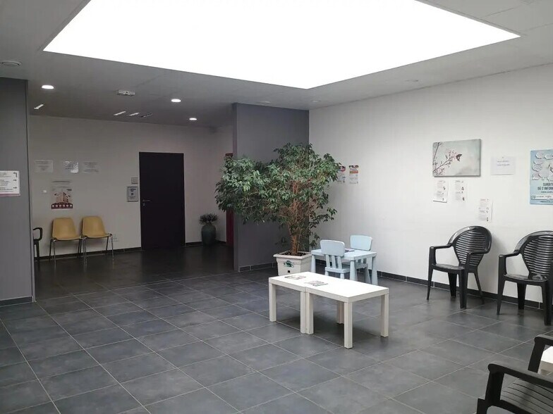 5 Rue Kerkeni, Arbent for lease - Lobby - Image 1 of 5