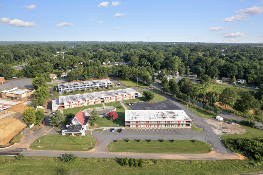 153 Unit Hotel/ Studios - Charlotte NC portfolio of 2 properties for sale on LoopNet.com - Building Photo - Image 2 of 26