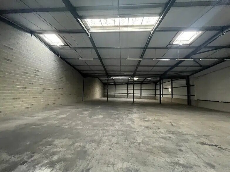 Flex in Saint-Alban for lease - Interior Photo - Image 3 of 16