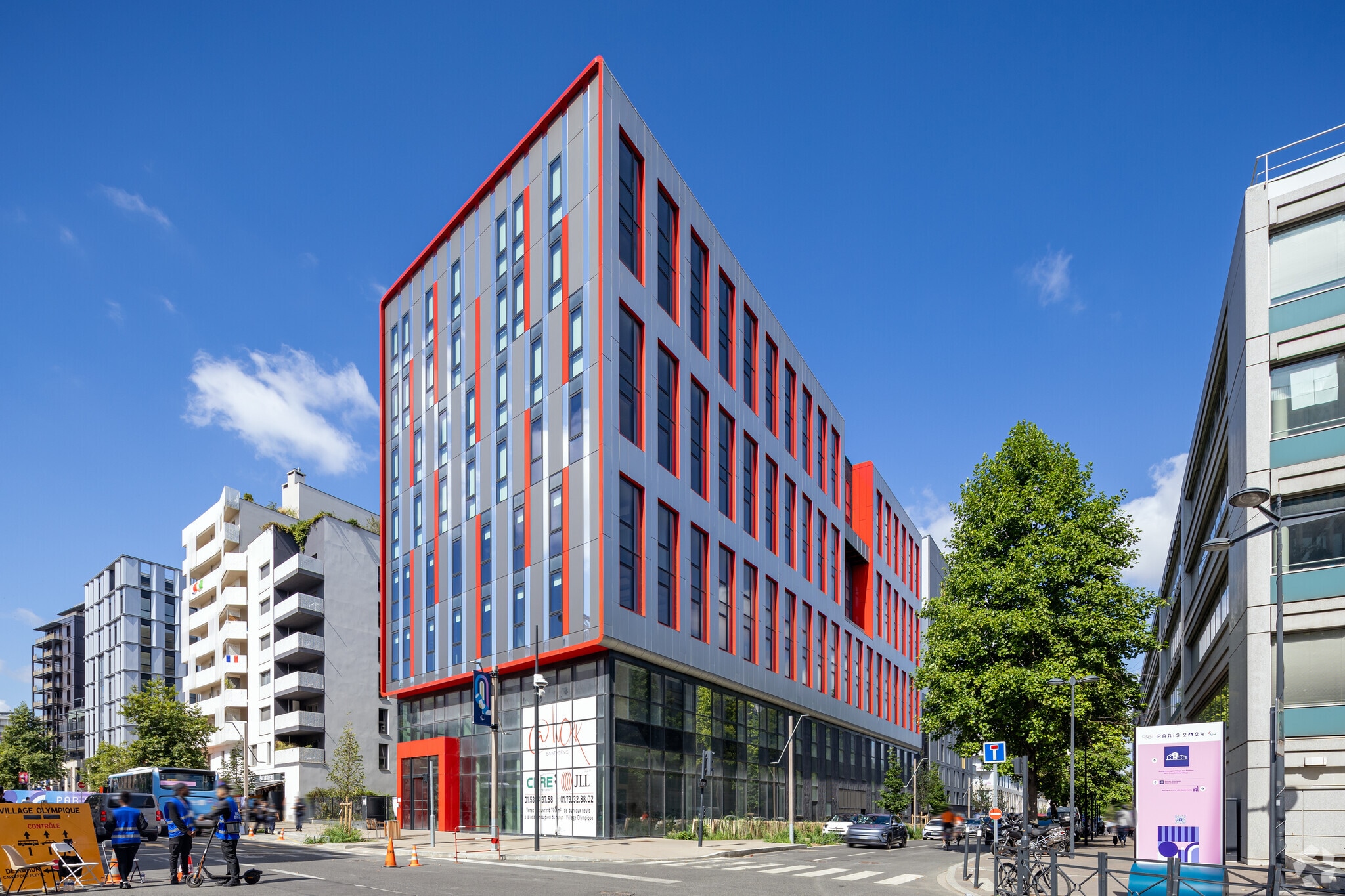 Retail in Saint-Denis for lease Primary Photo- Image 1 of 4