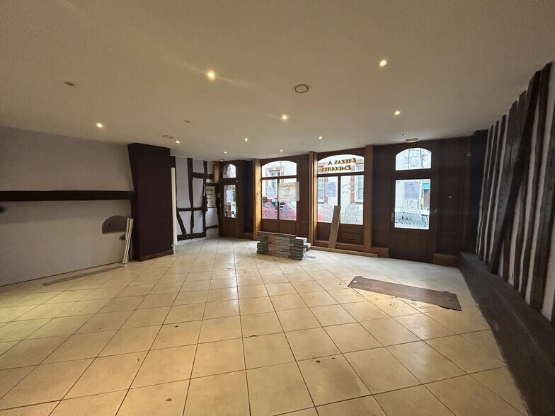 Retail in Courville-sur-Eure for lease - Interior Photo - Image 2 of 2