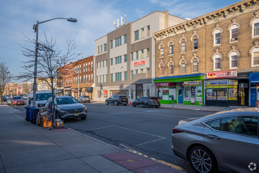 690 Broadway, Bayonne, NJ for sale - Primary Photo - Image 1 of 13