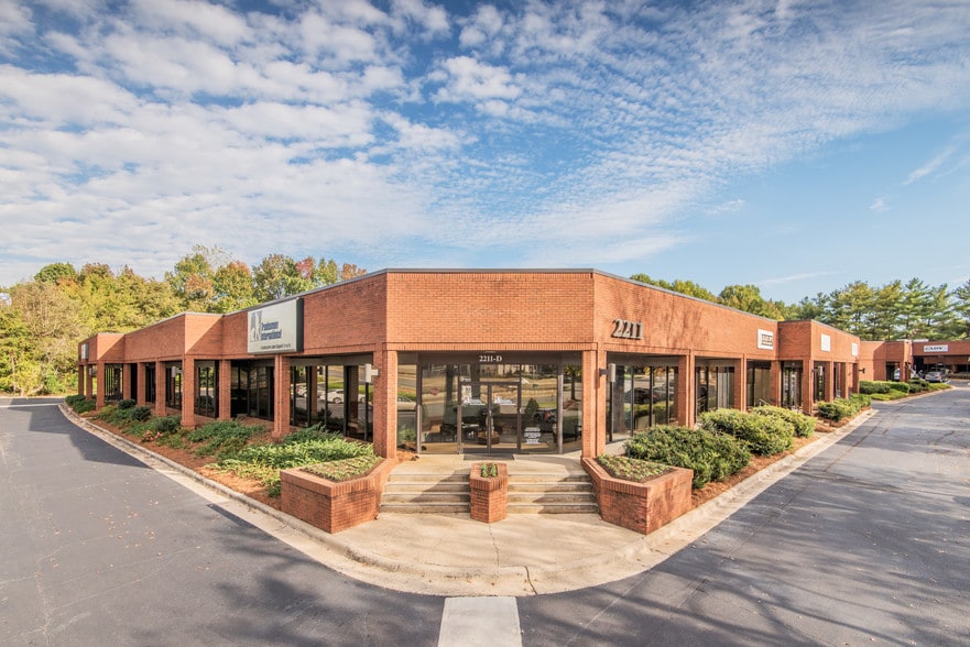 2211 Executive St, Charlotte, NC for lease - Building Photo - Image 2 of 7