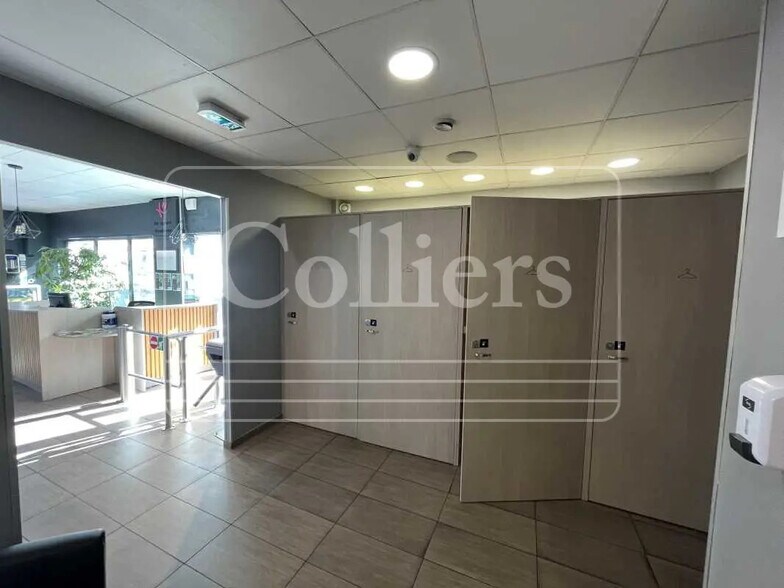 Retail in Éguilles for lease - Building Photo - Image 3 of 8