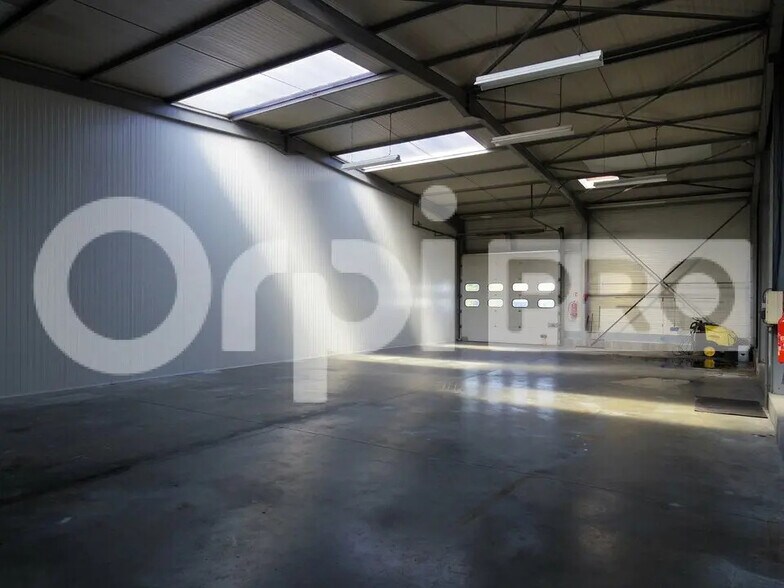 Flex in Soissons for lease - Interior Photo - Image 2 of 4