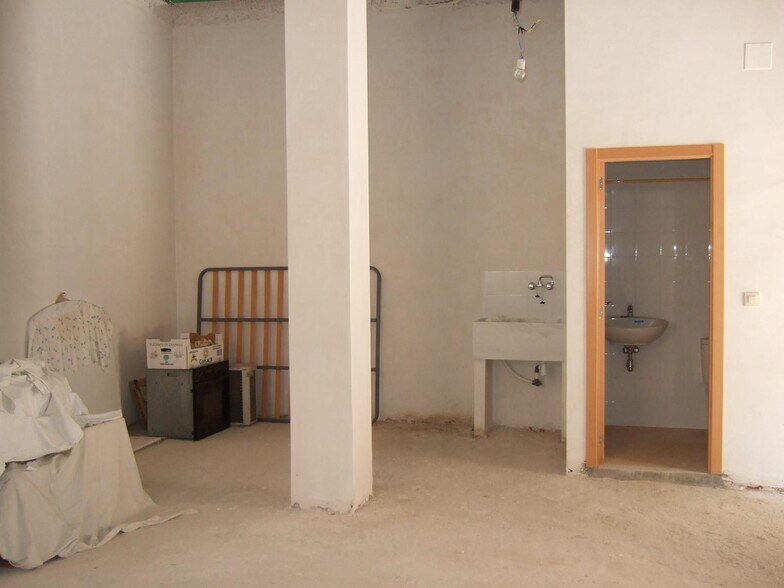 Retail in Almussafes for lease - Building Photo - Image 3 of 3