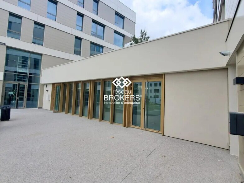 Retail in Annecy for lease - Building Photo - Image 1 of 11