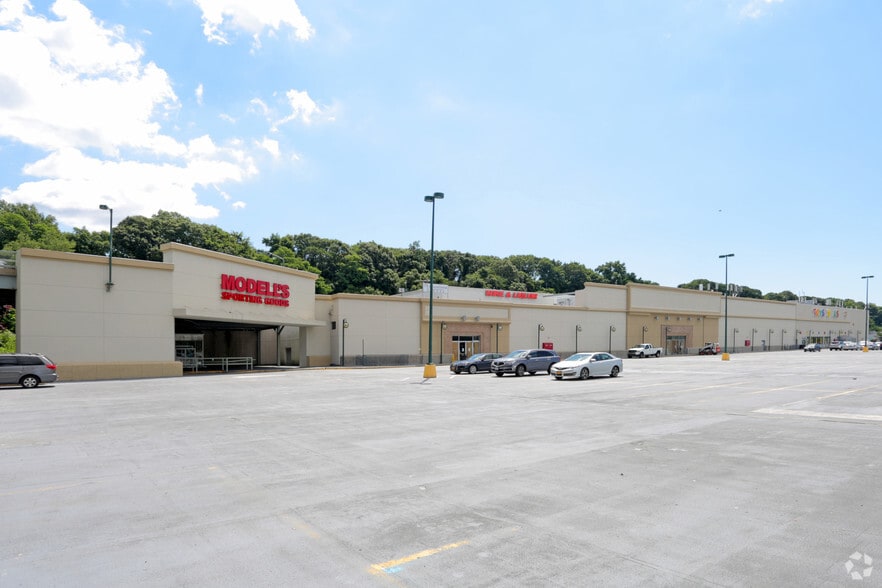 24202 61st Ave, Douglaston, NY 11362