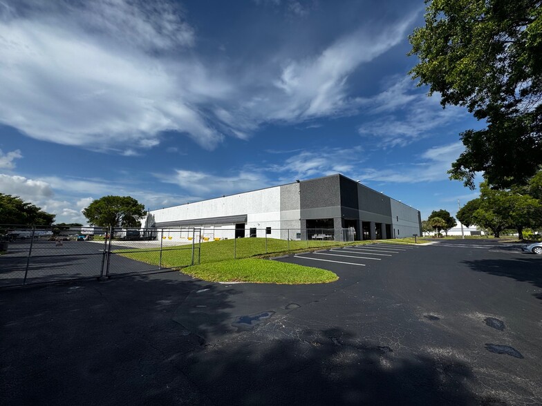 5360 NW 35th Ave, Fort Lauderdale, FL for lease - Building Photo - Image 1 of 37