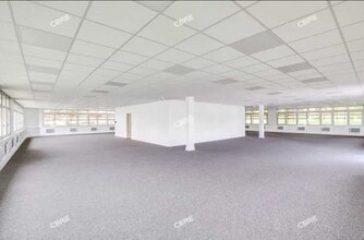 3 Rue Maryse Bastie, Paray-Vieille-Poste for lease Interior Photo- Image 2 of 3