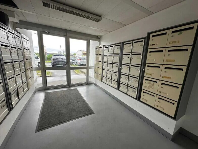Office in Sarcelles for sale - Building Photo - Image 3 of 4
