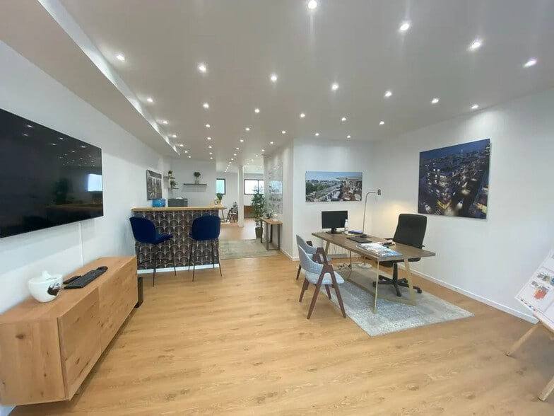 Retail in Boulogne-Billancourt for lease - Interior Photo - Image 2 of 7