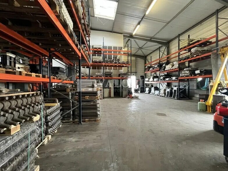 Flex in Marcilly-d'Azergues for lease - Interior Photo - Image 2 of 9