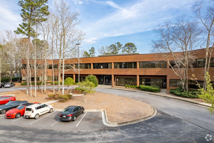 5515 Spalding Dr, Norcross, GA 30092