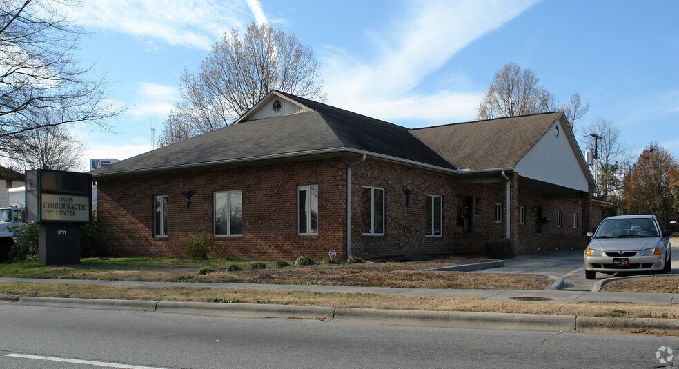 3711 N Roxboro St, Durham, NC for lease - Primary Photo - Image 1 of 4