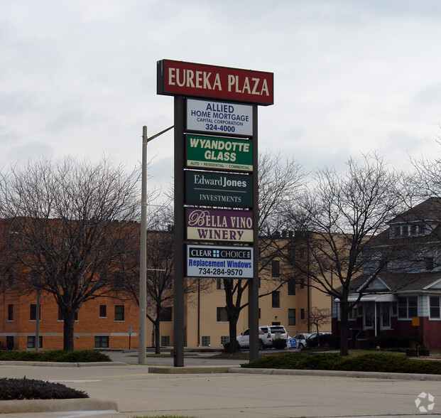 330-364 Eureka Ave, Wyandotte, MI for lease - Building Photo - Image 3 of 3