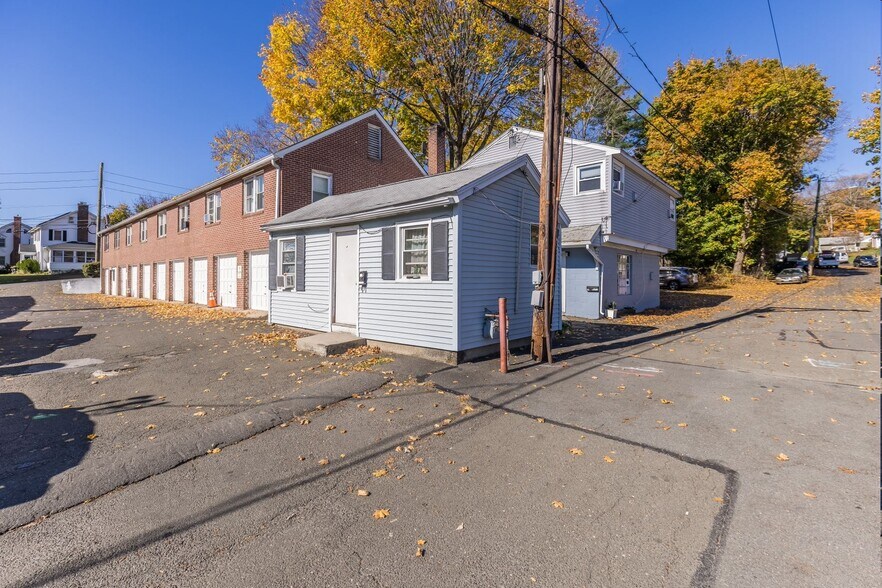 3 Lawncrest Rd, Danbury, CT 06810