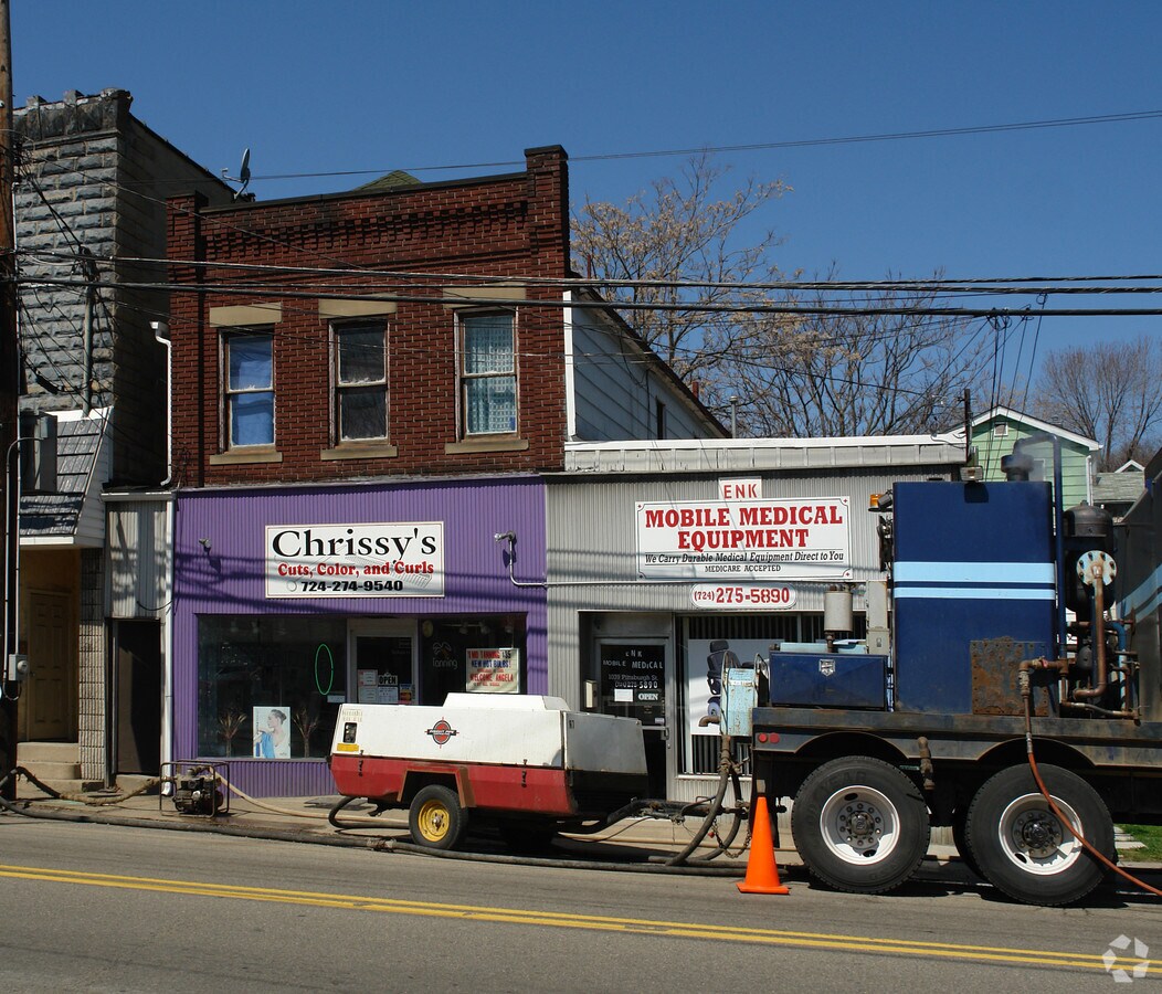 1037 Pittsburgh St, Springdale, PA 15144