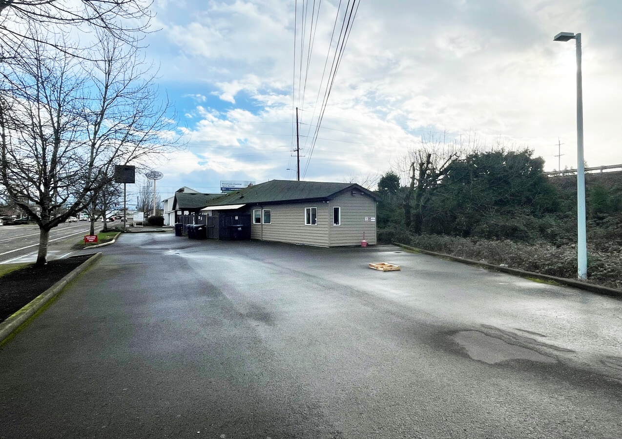 103 Q St, Springfield, OR 97477