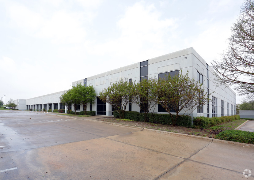 2201 10th St, Plano, TX for lease - Building Photo - Image 1 of 3