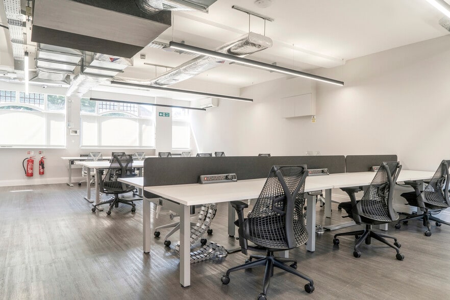 8 Hollybush Row, Oxford for lease - Interior Photo - Image 2 of 6