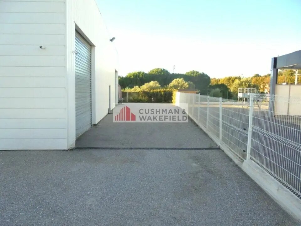 Flex in Bellegarde for lease Building Photo- Image 1 of 4