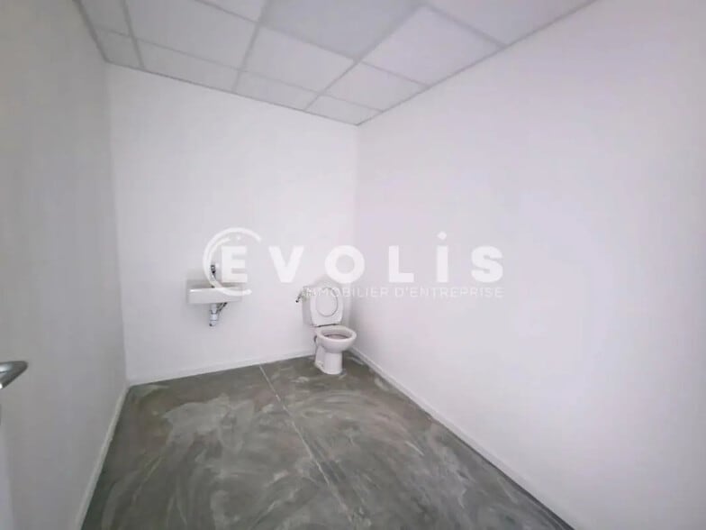 31 Rue Du Claret, Charvieu-Chavagneux for lease - Interior Photo - Image 2 of 26