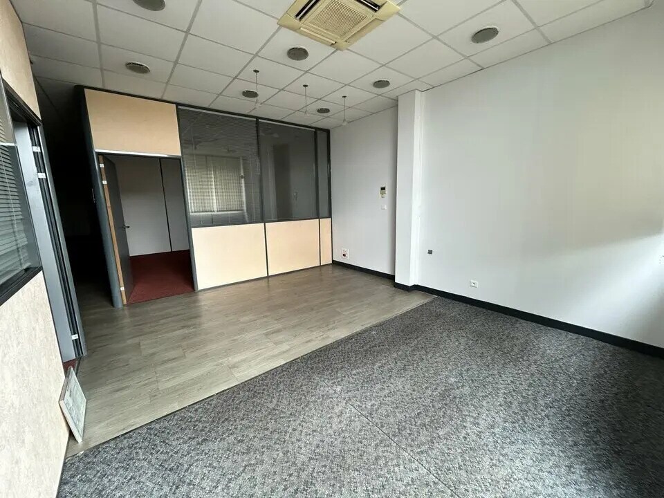 Office in Châtenoy-le-Royal for lease Interior Photo- Image 1 of 8