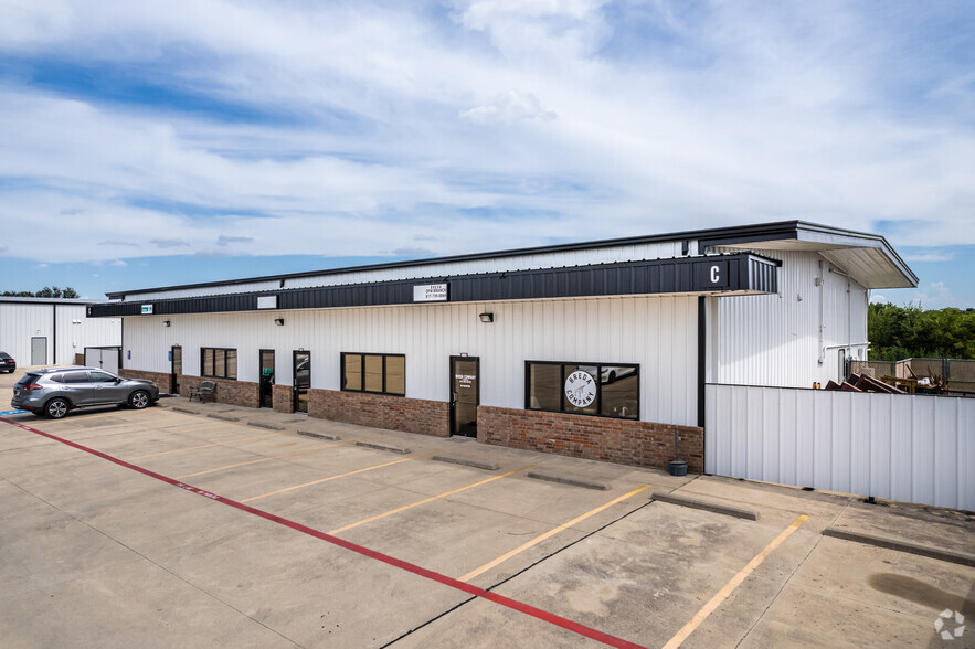 3649-3661 N Beach St, Fort Worth, TX for lease - Building Photo - Image 3 of 44