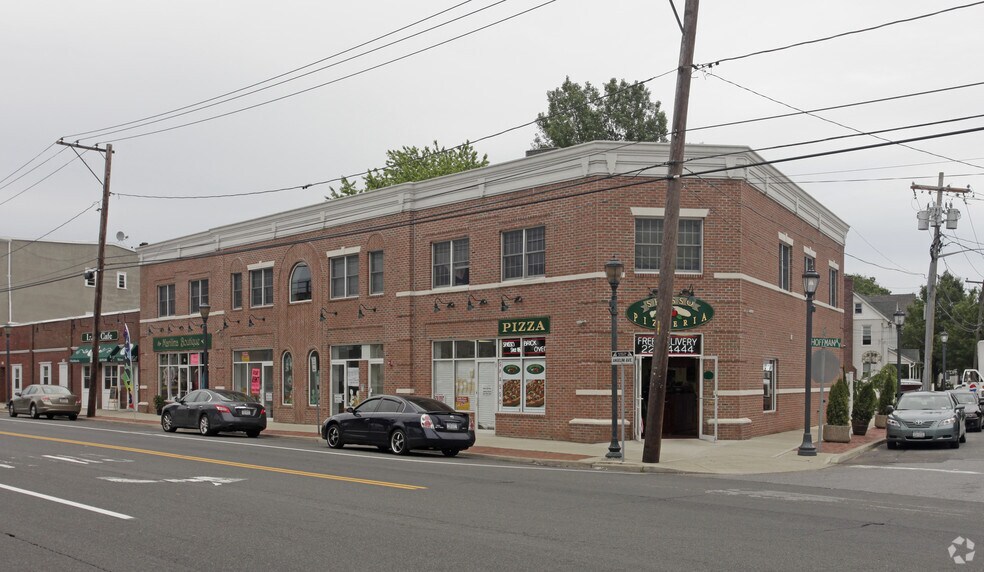 51 W Hoffman Ave, Lindenhurst, NY for sale - Primary Photo - Image 1 of 1